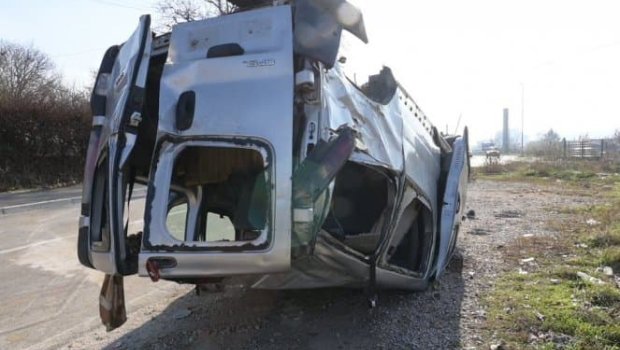 Miqrantlarla dolu avtobus aşdı, ölən və yaralananlar var