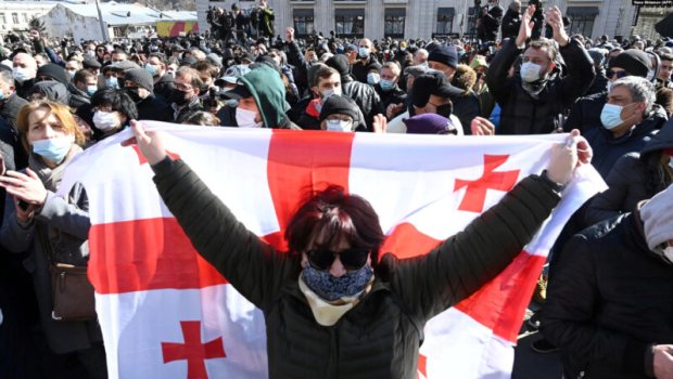 Saakaşvilinin tərəfdarları yenidən mitinq keçirir - VİDEO