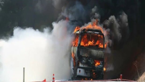Avtobus qəzaya uğradı, 46 turist yanaraq öldü - FOTO