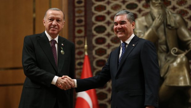 Berdiməhəmmədov Ərdoğanı təltif etdi - FOTO