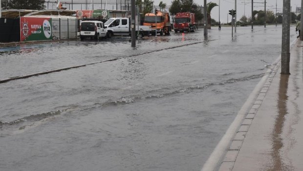 İzmirdə fırtınadan dəniz daşdı, yol su altında qaldı - VİDEO