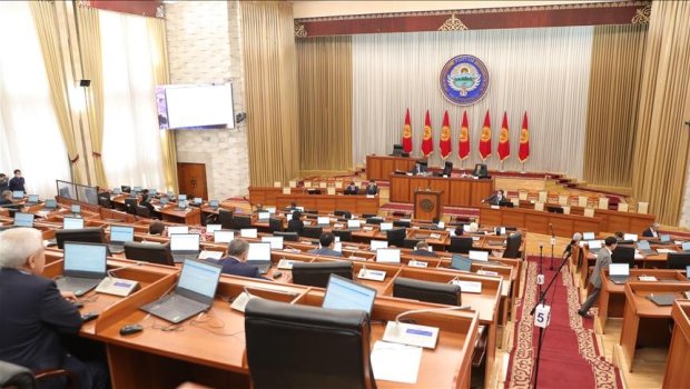 Bu ölkədə deputatların xidməti avtomobilləri əllərindən alındı, maaşları kəsildi