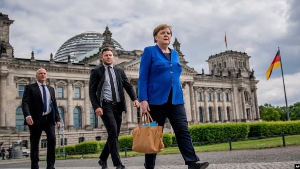 Təqaüdün ilk günü: Merkel yenə işə çıxdı