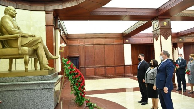 Milli Məclisdə Heydər Əliyevin xatirəsi yad olundu - FOTO