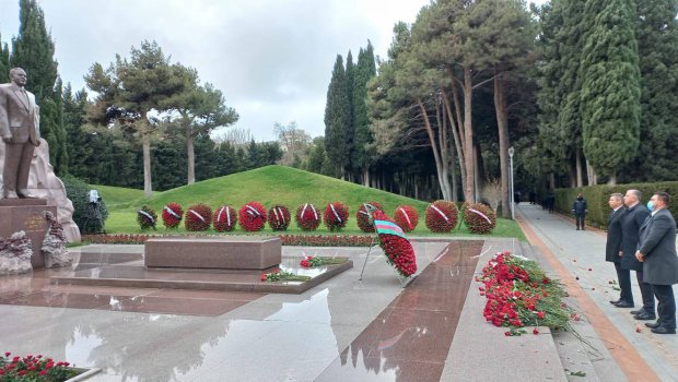 Ukraynalı səfir Heydər Əliyevin məzarını ziyarət etdi - FOTO