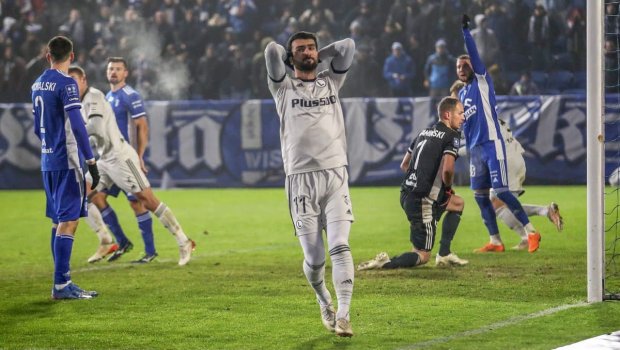 Azarkeşlər futbolçulara hücum etdi, Mahir Emreli döyüldü