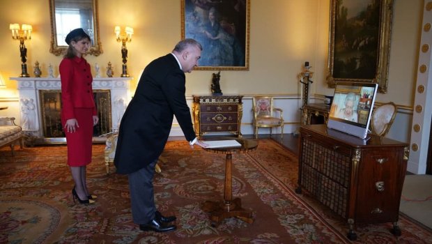 Azərbaycan səfiri etimadnaməsini Kraliçaya təqdim etdi - FOTO