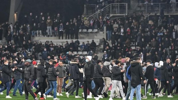 Kubok matçında kütləvi dava, oyun yarımçıq dayandırıldı - VİDEO