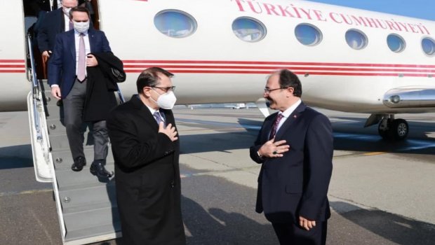 Türkiyənin energetika və təbii sərvətlər naziri Bakıya gəldi