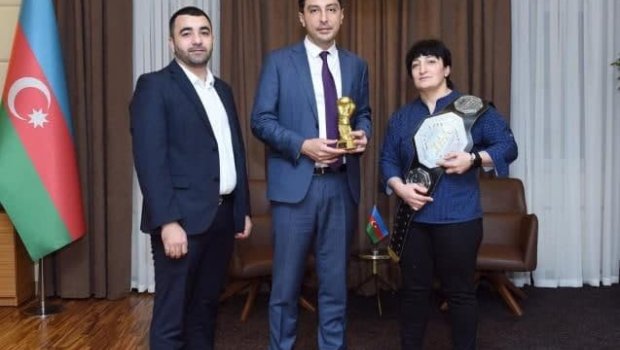 Nazir erməniyə qalib gələn idmançı ilə görüşdü