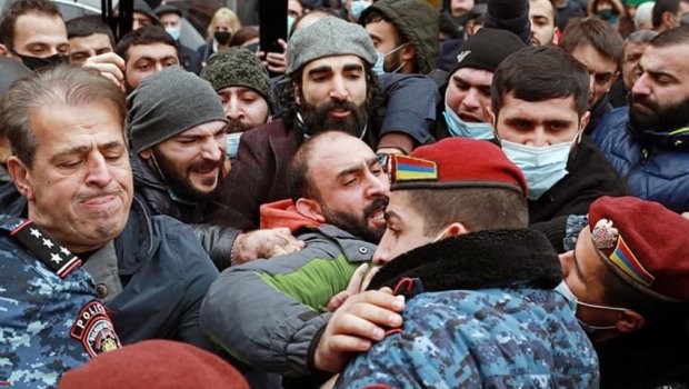 Ermənistanda etiraz aksiyası başladı - Polislə toqquşmalar yaşanır - VİDEO