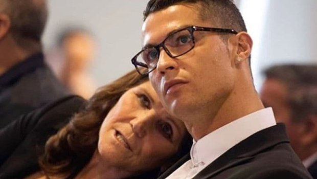 “Mənə vaz keçməməyi öyrədən döyüşçü” – Ronaldo anasını bu sözlərlə təbrik etdi
