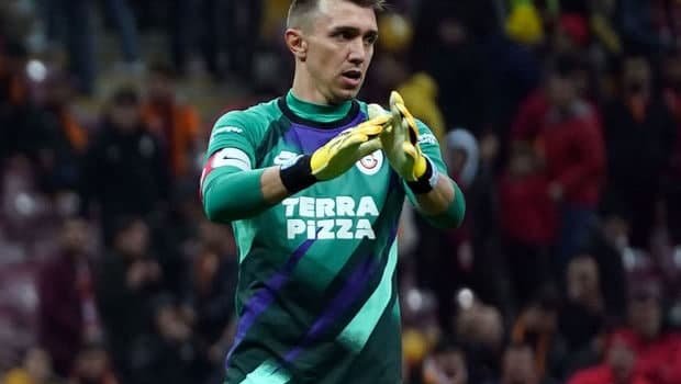 Muslera 12 ildən sonra “Qalatasaray”dan ayrılır