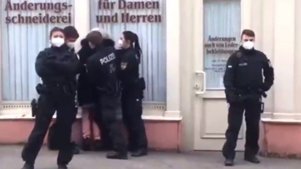 Alman polisi maska taxmayan yaşlı qadını zorla qandalladı - VİDEO