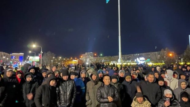 İnsanlar yenidən Aktauda meydana toplaşır - TƏLƏBLƏRİ YOXDUR - VİDEO