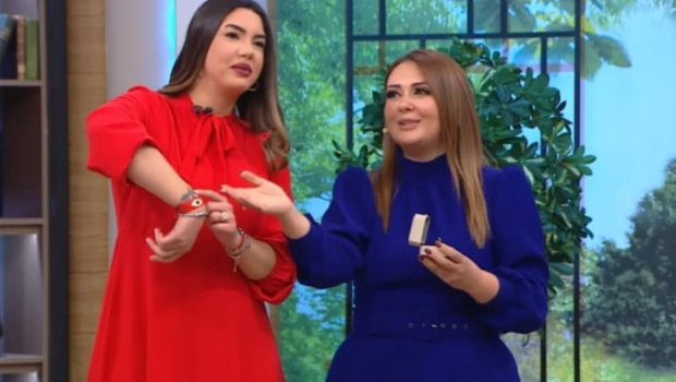 Azərbaycanlı aparıcı Fulya Öztürkə maraqlı hədiyə verdi - VİDEO