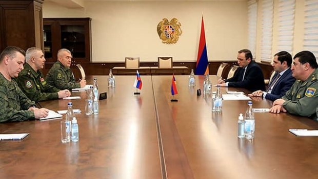 Suren Papikyan sülhməramlıların yeni komandiri ilə görüşdü