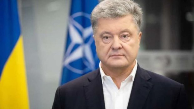 Poroşenkonun tərəfdararı məhkəmə binasını mühasirəyə aldılar - VİDEO