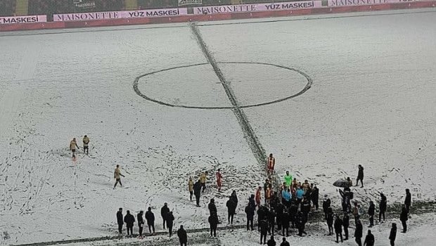 Türkiyədə güclü qar Superliqa matçını yarımçıq saxladı - VİDEO