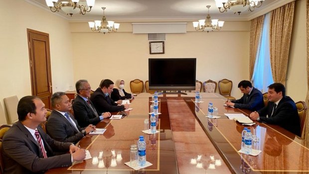 Hikmət Hacıyev malayziyalı nazir müavini ilə bu məsələləri müzakirə etdi