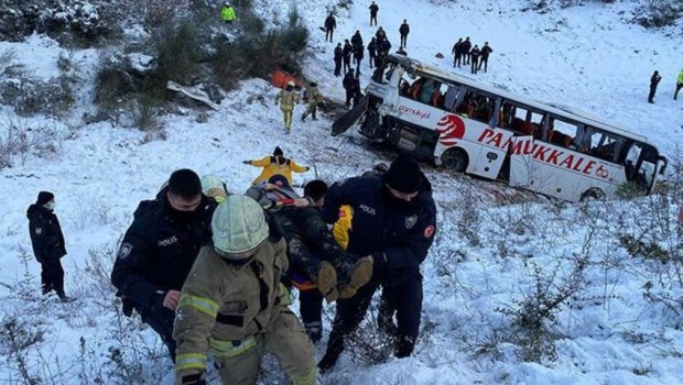 Türkiyədə avtobus qəzaları: 4 ölü, onlarla yaralı var