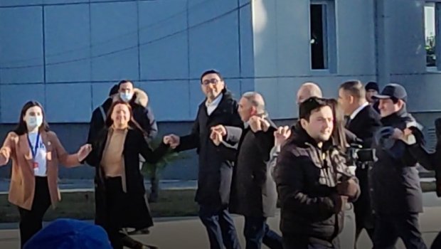 Azərbaycanda nazir görüş zamanı rəqs elədi - VİDEO