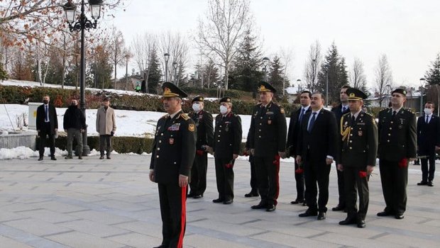 Müdafiə naziri Ankarada ulu öndərin abidəsini ziyarət etdi - FOTO