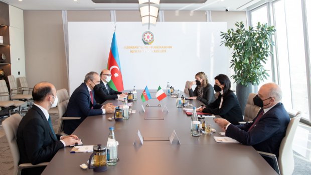 Mikayıl Cabbarov italiyalı nazirlə bir sıra məsələləri müzakirə etdi - FOTO