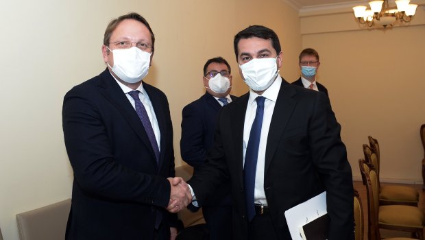 Hikmət Hacıyev avropalı komissarla görüşdü - FOTO