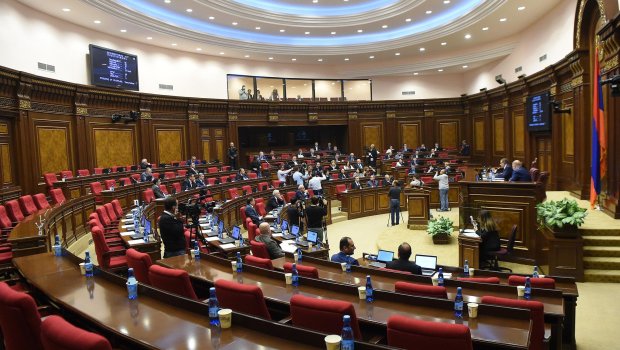 Ermənistan parlamentində qalmaqal – Paşinyan tribunaya yaxınlaşdı və…