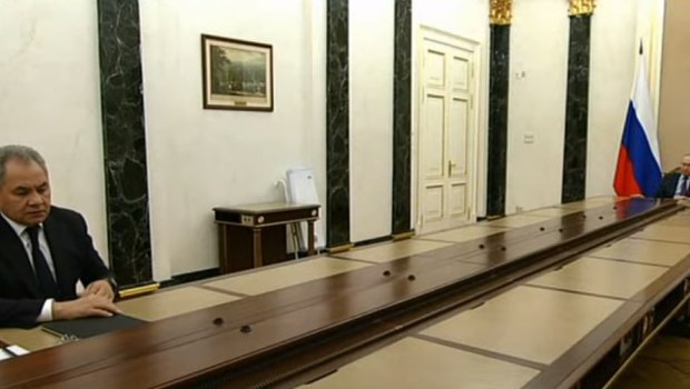 Putin Makrondan sonra Lavrov və Şoyqunu uzaq məsafədə qəbul etdi - VİDEO