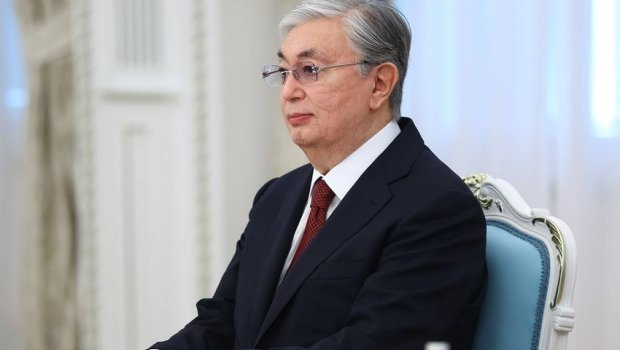 Tokayev kiril əlifbasının saxlanılmasında israrlıdır: “Tələsmək lazım deyil” 