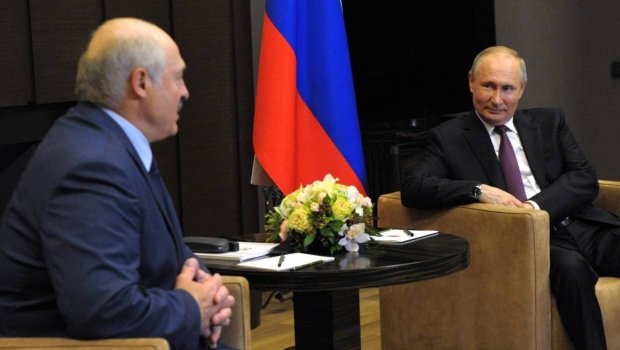 Putin Lukaşenko ilə görüşdə sosial məsafəni gözləmədi – VİDEO  