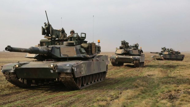 NATO tankları Rusiya ilə sərhəddə hərəkətə keçdi - VİDEO