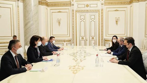 Azərbaycanlı millət vəkilləri İrəvanda Paşinyanla görüşdü