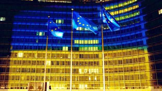 Avropa Birliyinin binası Ukrayna bayrağı ilə işıqlandırıldı
