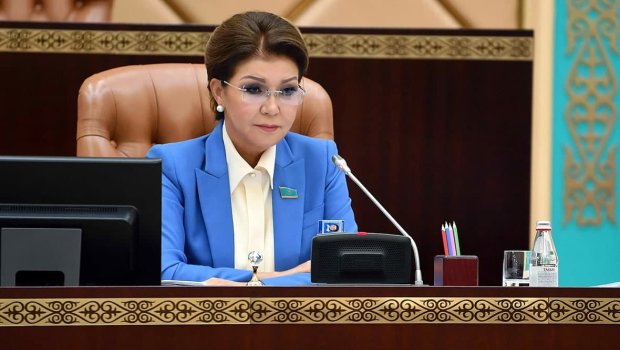 Nazarbayevin qızı deputat mandatından imtina etdi