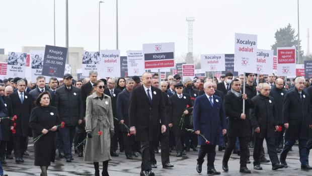 Prezidentlə xanımı Xocalı soyqırımı ilə əlaqədar ümumxalq yürüşündə - FOTO+YENİLƏNİB