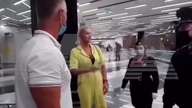 Rusiyalı balerina hava limanında polislərlə dava etdi - VİDEO