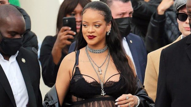 Hamilə olan Rihanna cəsarətli geyimi ilə diqqət mərkəzində – FOTO 