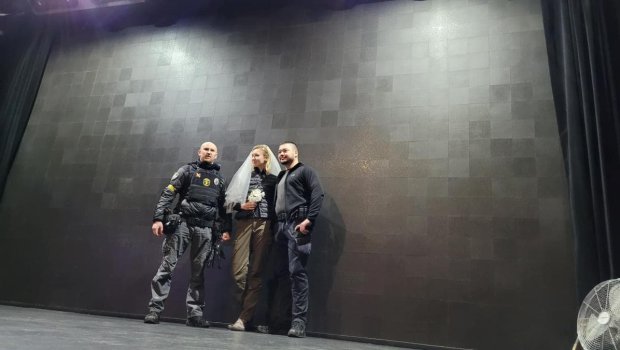 Bombalanan Kiyevdə TOY: Ukraynalı polis rus jurnalistlə evləndi - FOTO 