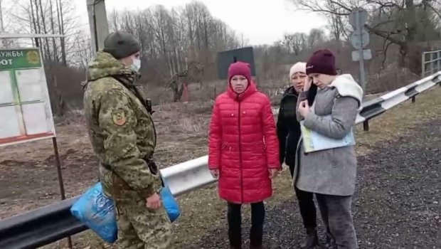 Belarus sərhədçiləri hamilə ukraynalı qadına belə kömək etdilər – VİDEO