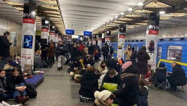 Kiyev metrosunda diversant saxlanıldı, əlində qumbara ilə - FOTO