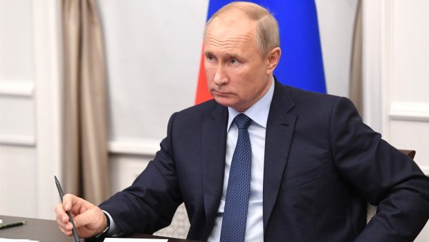 Putin sanksiyalara görə qanun imzaladı