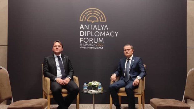 Ceyhun Bayramov Avropa İttifaqının Komissarı ilə görüşdü