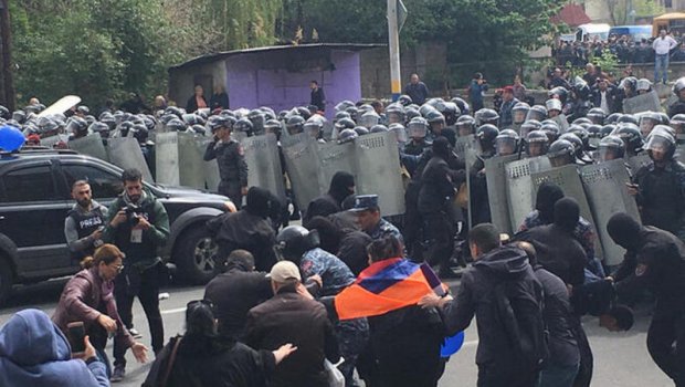 İrəvanda AKSİYA: Ermənilər Ukraynaya qarşı döyüşməyə hazırlaşır