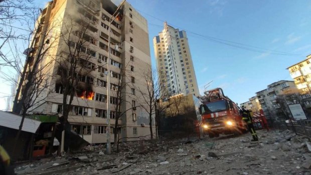 Kiyev səhər saatlarında atəşə tutuldu, 2 yaşayış binası zədələndi - FOTO