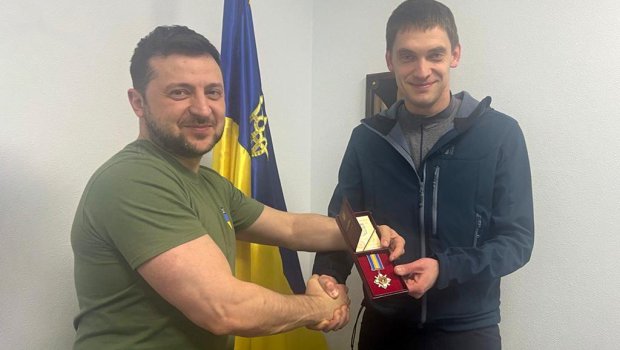 Zelenski ruslar tərəfindən qaçırılan merə medal verdi 