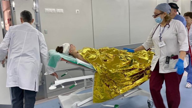 Kiyevdə ana top atəşi zamanı balaca qızını bədəni ilə qorudu – FOTO