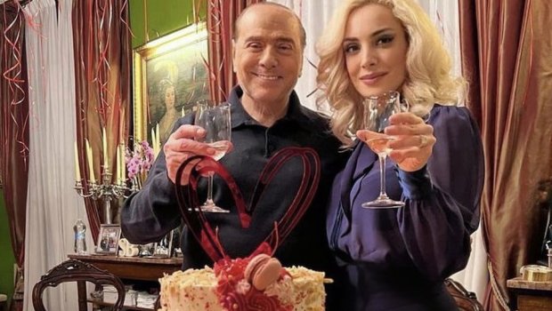 Berluskoni özündən 53 yaş balaca sevgilisi ilə evləndi – FOTO 